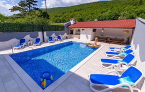 Awesome Home In Slivno With Jacuzzi
